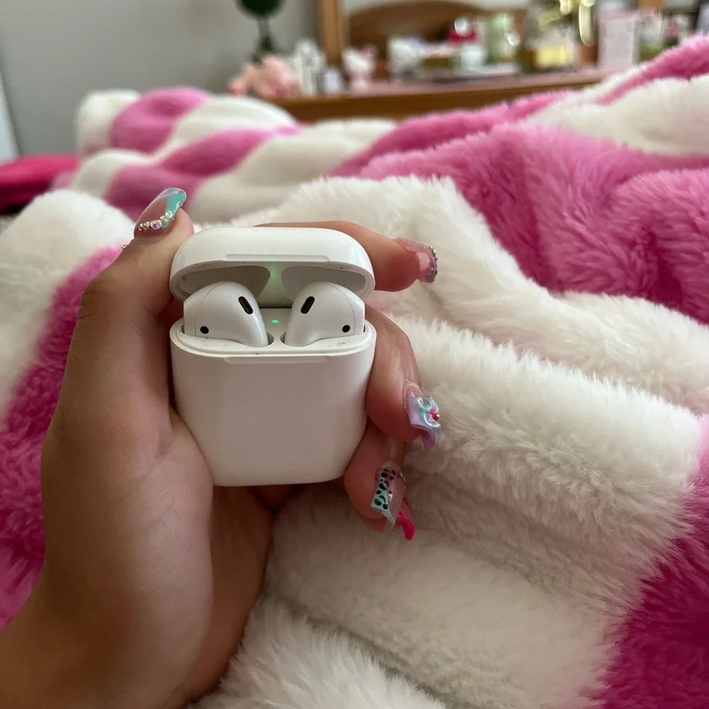 Apple AirPods with Charging Case